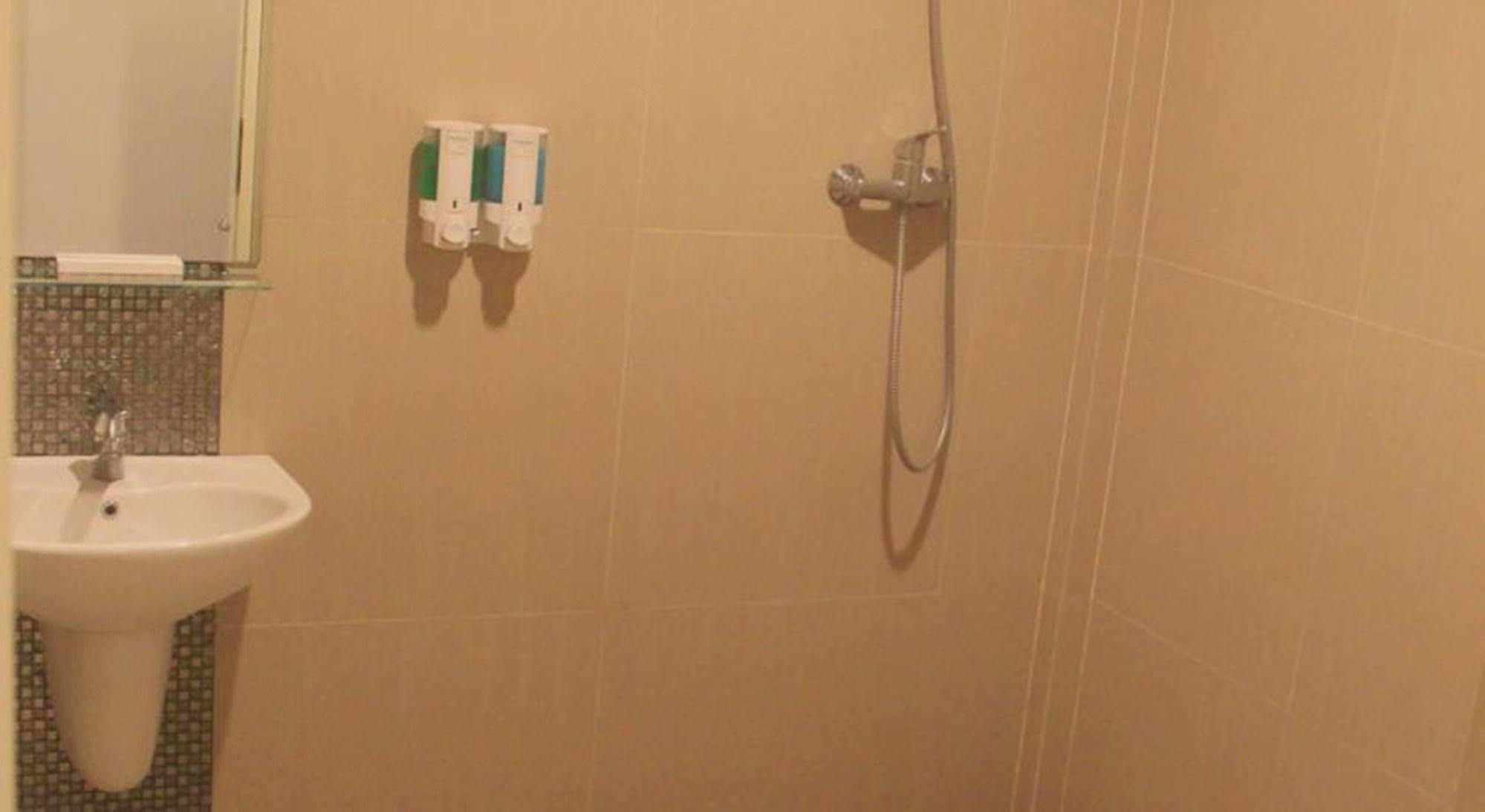 קוטה לומבוק Oyo 90473 Gowin Hotel מראה חיצוני תמונה